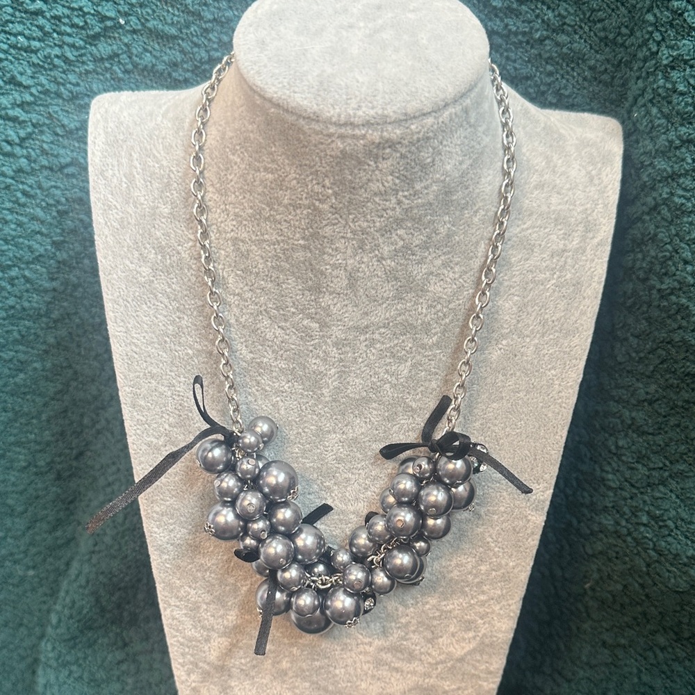 Chic Silver Cluster Necklace with Ribbon Accents